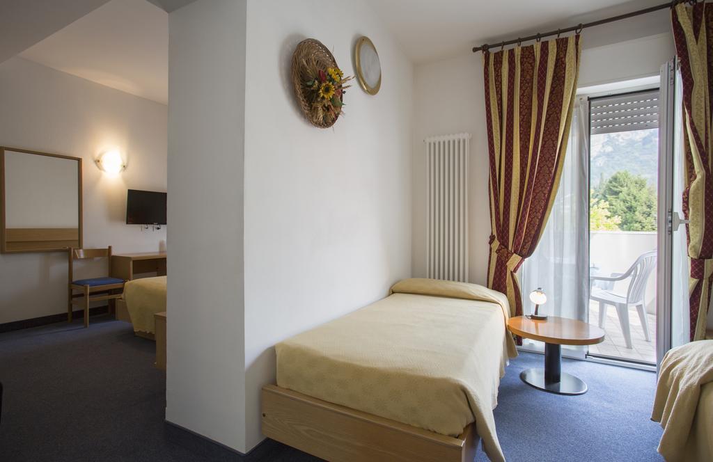 Hotel Alberello Riva del Garda Habitación foto