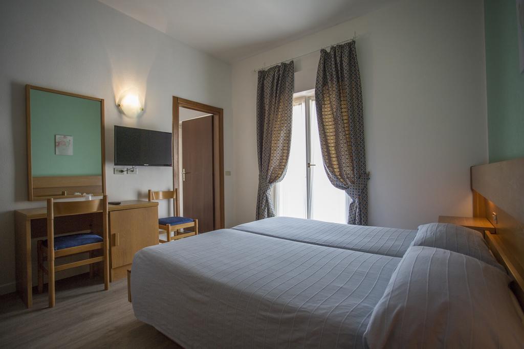 Hotel Alberello Riva del Garda Habitación foto